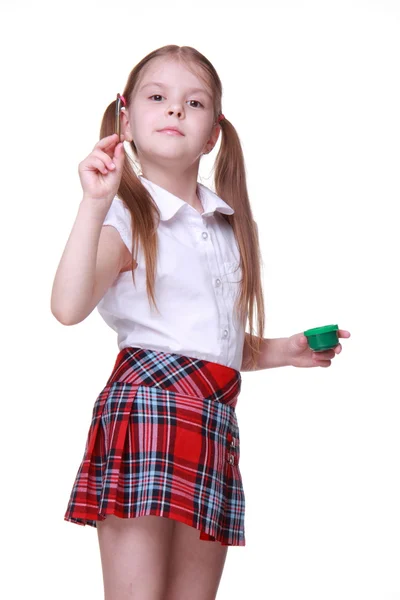 Cute dziewczynka trzymając akwarela i szczotki — Zdjęcie stockowe