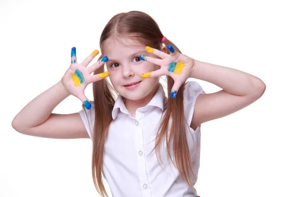 Счастливая маленькая девочка с руками, раскрашенными как украинский флаг — стоковое фото