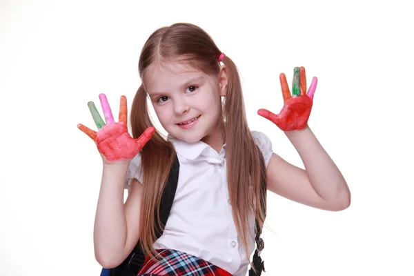 Счастливая маленькая девочка с красками на руках — стоковое фото