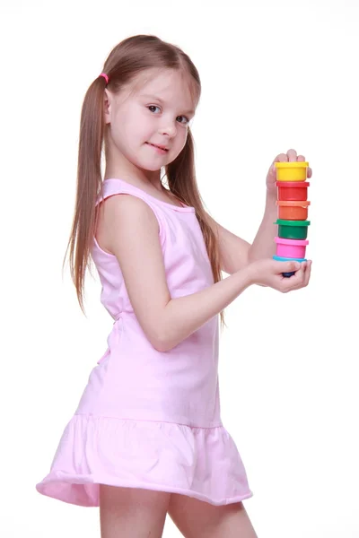 Menina bonito em rosa vestido segurando pintura — Fotografia de Stock