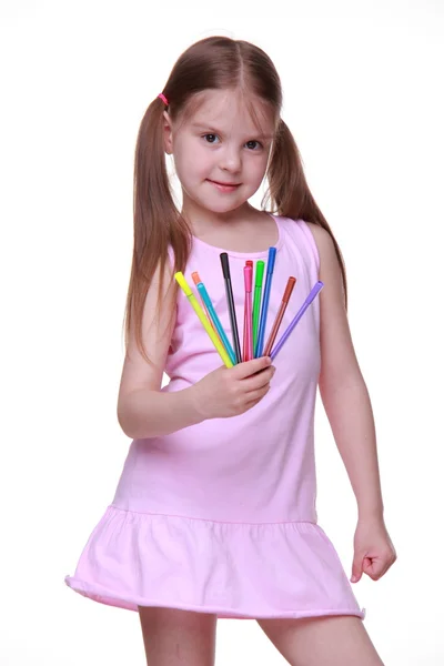 Retrato de estúdio de menina com canetas de feltro — Fotografia de Stock