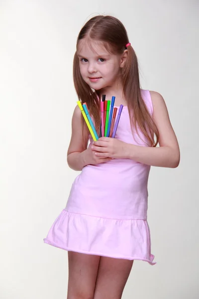 Retrato de estúdio de menina com canetas de feltro — Fotografia de Stock