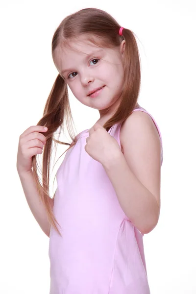 Retrato de estúdio de menina em vestido rosa — Fotografia de Stock