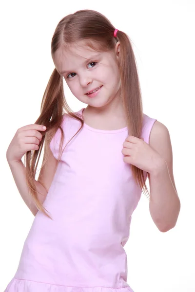 Studiový portrét holčička v růžových šatech — Stock fotografie