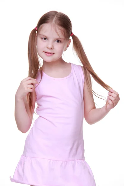 Retrato de estúdio de menina em vestido rosa — Fotografia de Stock