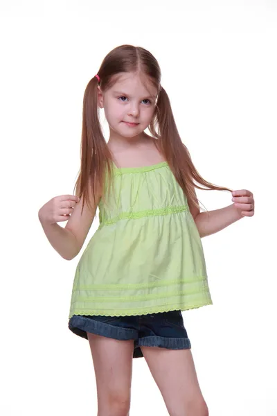 Retrato de estúdio de menina em camisa verde — Fotografia de Stock