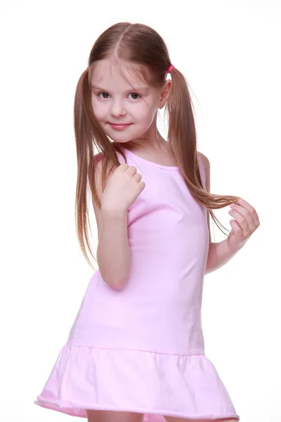 Retrato de estúdio de menina em vestido rosa — Fotografia de Stock