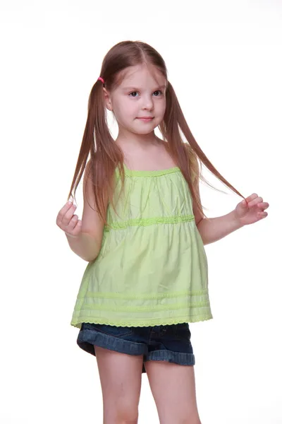 Retrato de estudio de niña en camisa verde — Foto de Stock