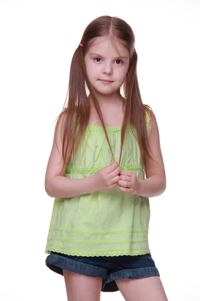 Retrato de estudio de niña en camisa verde — Foto de Stock