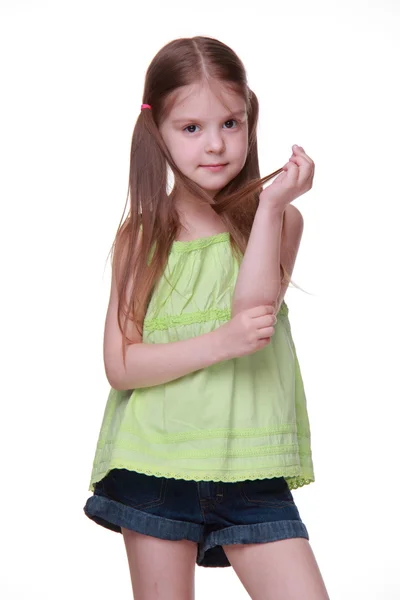 Студийный портрет маленькой девочки в зеленой рубашке — стоковое фото