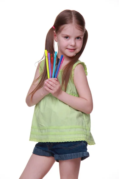 Retrato de estúdio de menina com canetas de feltro — Fotografia de Stock