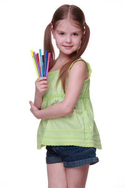 Studio porträtt av liten flicka med fiberpennor — Stockfoto