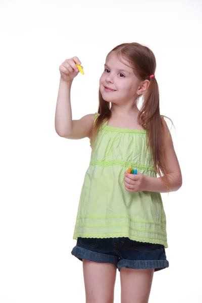 Маленькая девочка с цветными мелом — стоковое фото