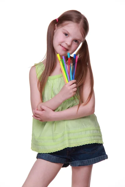 Retrato de estúdio de menina com canetas de feltro — Fotografia de Stock