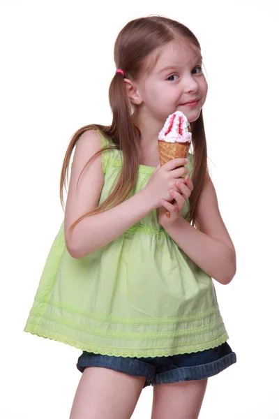 Маленькая милая девочка ест мороженое — стоковое фото