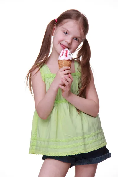 Pequeña linda chica comiendo helado — Foto de Stock