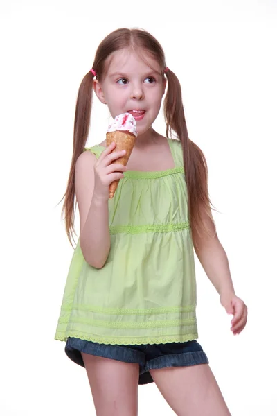 Kleines süßes Mädchen isst Eis — Stockfoto