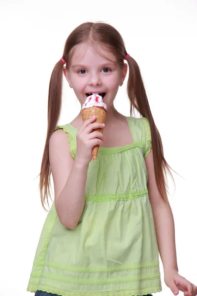 Kleines süßes Mädchen isst Eis — Stockfoto