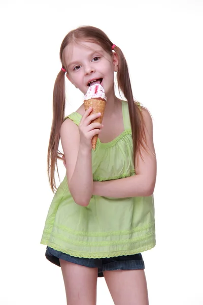 Kleines süßes Mädchen isst Eis — Stockfoto