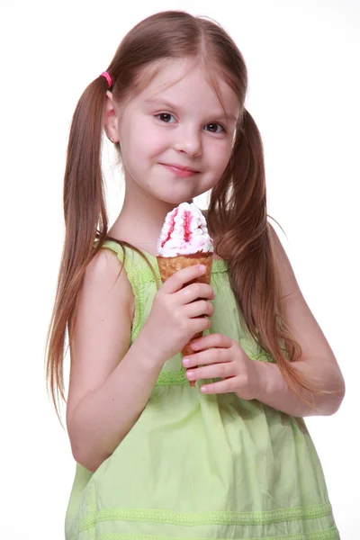 Schattig meisje bedrijf ijs — Stockfoto