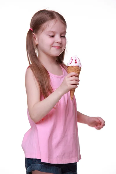 Lilla söta tjejen äter glass — Stockfoto