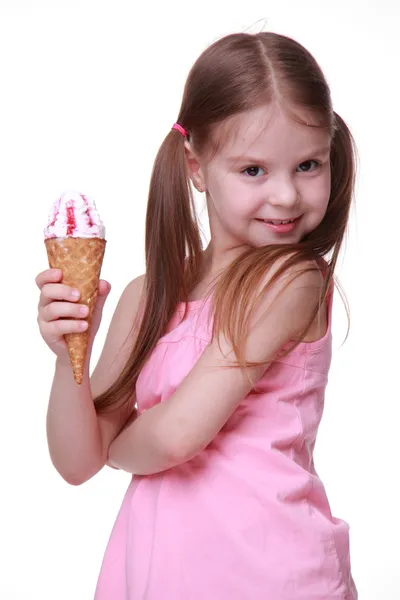 Pouco bonito menina comer sorvete — Fotografia de Stock