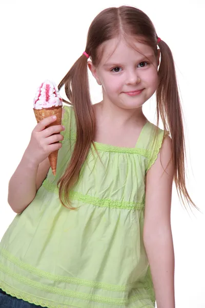 Pouco bonito menina segurando sorvete — Fotografia de Stock