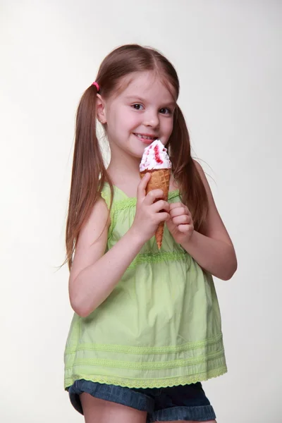 Niña linda sosteniendo helado —  Fotos de Stock