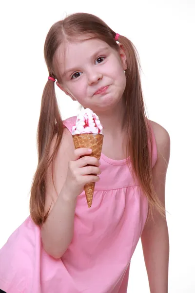 Kleines süßes Mädchen isst Eis — Stockfoto