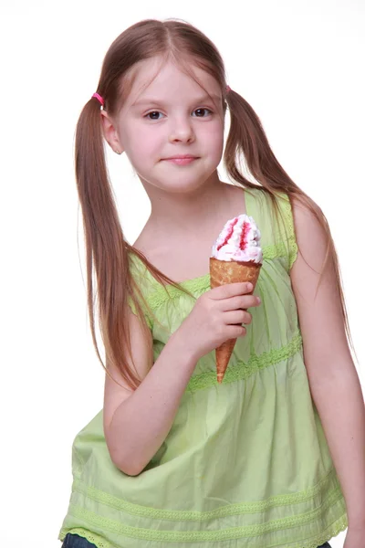 Pouco bonito menina segurando sorvete — Fotografia de Stock