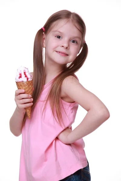 Piccola ragazza carina mangiare gelato — Foto Stock