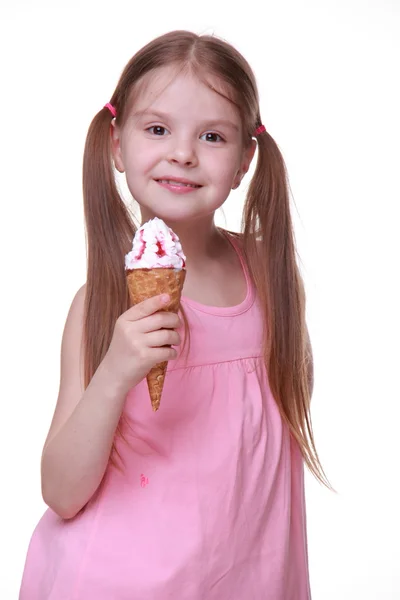 Kleines süßes Mädchen isst Eis — Stockfoto