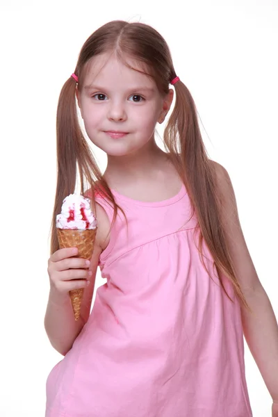 Kleines süßes Mädchen isst Eis — Stockfoto