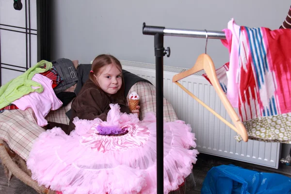 Carino bambina mangiare il gelato — Foto Stock