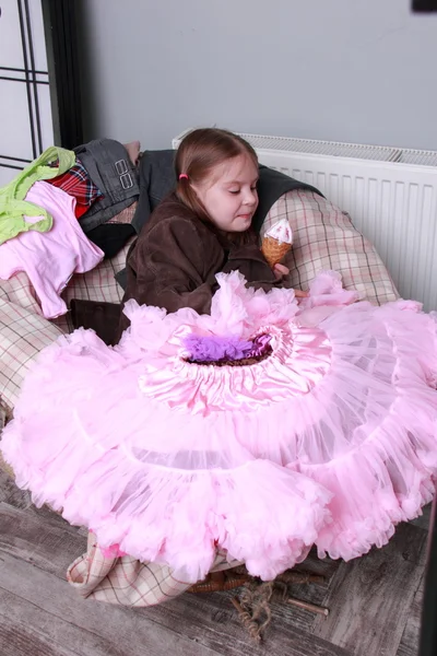 可爱的小女孩吃冰淇淋 — 图库照片
