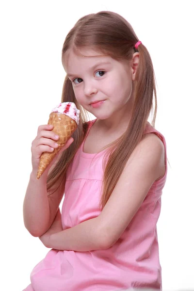 小可爱女孩吃冰淇淋 — 图库照片