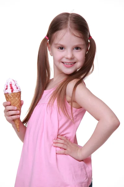 Pequeña linda chica comiendo helado — Foto de Stock