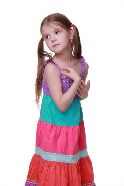 Niña en un vestido colorido posando en el estudio —  Fotos de Stock