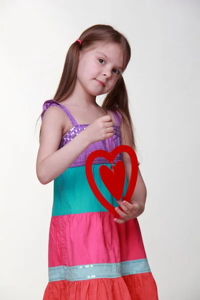 Dziewczynka w kolorowe sukienki z serca — Zdjęcie stockowe