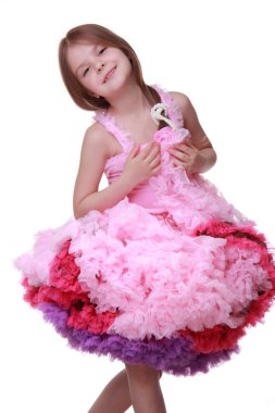 güzel beyaz bir arka plan üzerinde izole güzel pembe elbise giymiş küçük bir kız