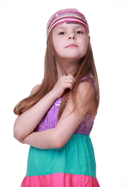 Kleines Mädchen in buntem Kleid posiert im Studio — Stockfoto