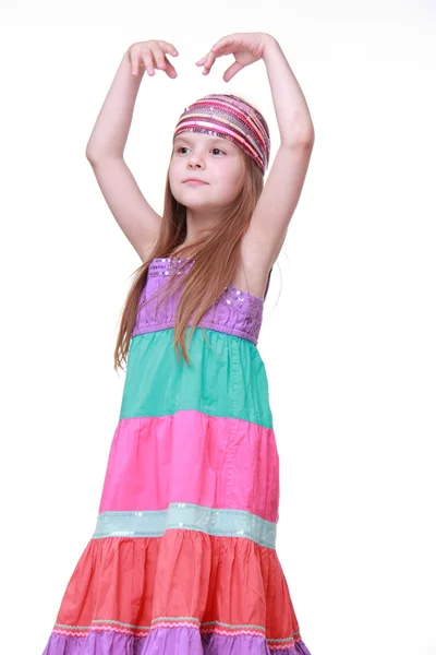 Dziewczynka w piękny kolorowy strój taniec w studio — Zdjęcie stockowe
