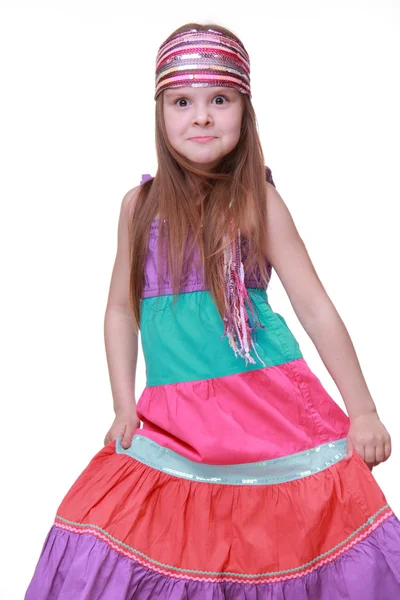 在工作室里构成多彩穿裙子的小女孩 — 图库照片