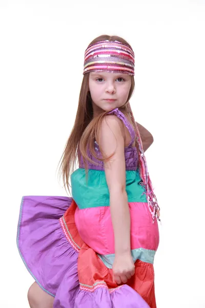 Niña en un vestido colorido posando en el estudio —  Fotos de Stock