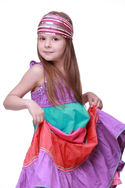 Menina em um vestido colorido posando em estúdio — Fotografia de Stock
