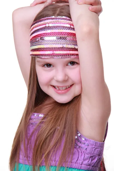 Porträt eines süßen kleinen Mädchens, das im Studio posiert — Stockfoto