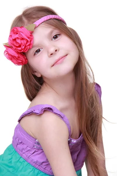 Porträt eines kleinen Mädchens mit Blume auf dem Kopf — Stockfoto