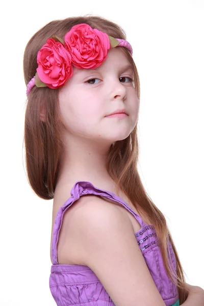 Portrét holčička s květem na hlavu — Stock fotografie