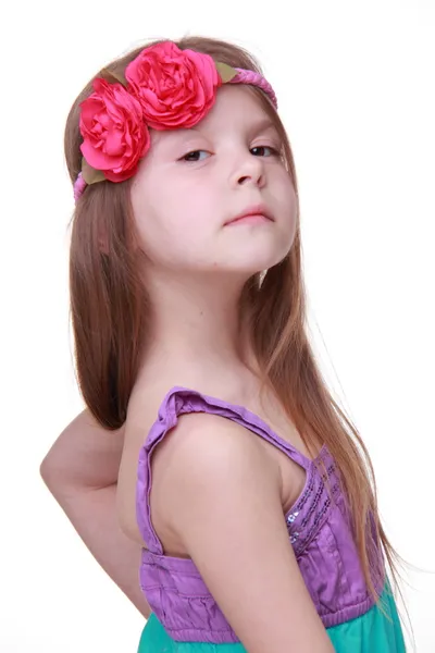 Porträtt av liten flicka med blomma på hennes huvud — Stockfoto