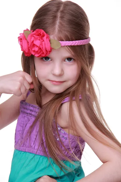 Πορτρέτο του κοριτσάκι με το λουλούδι στο κεφάλι της — Φωτογραφία Αρχείου